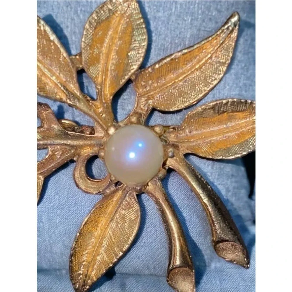 Vintage Textured Gold Tone Flower Brooch Pin Faux Pearl